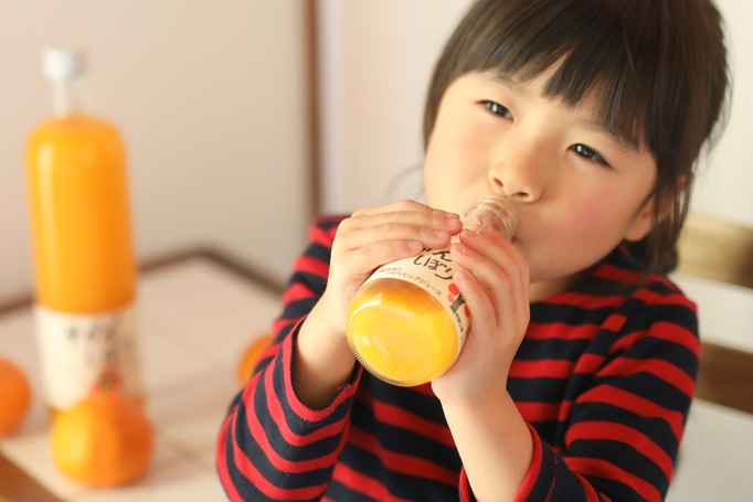 お子さんがいる家庭には、お菓子やゼリー、ジュースなど子どもが喜びそうなもの